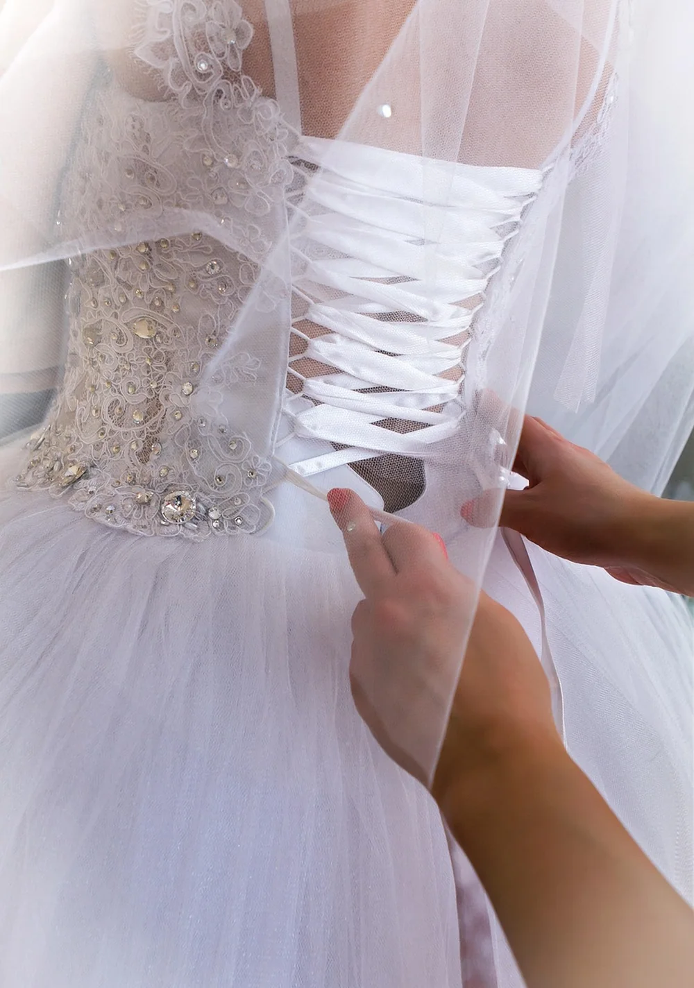 Détail d'une robe de mariée blanche