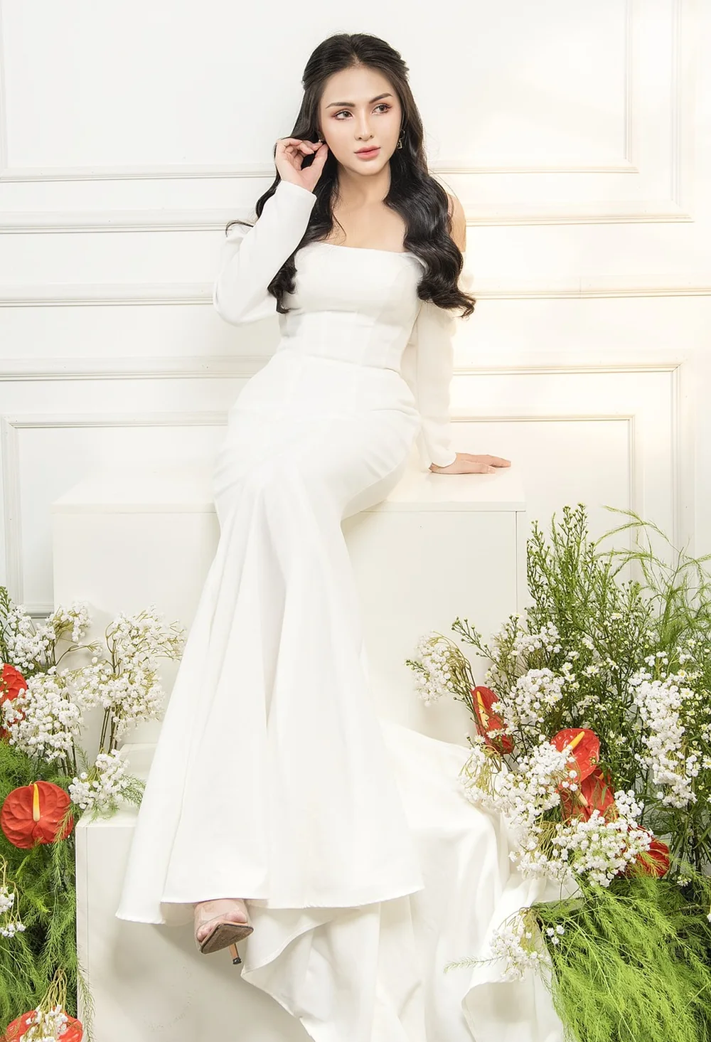 Robe de mariée blanche minimaliste à manches longues et silhouette fluide