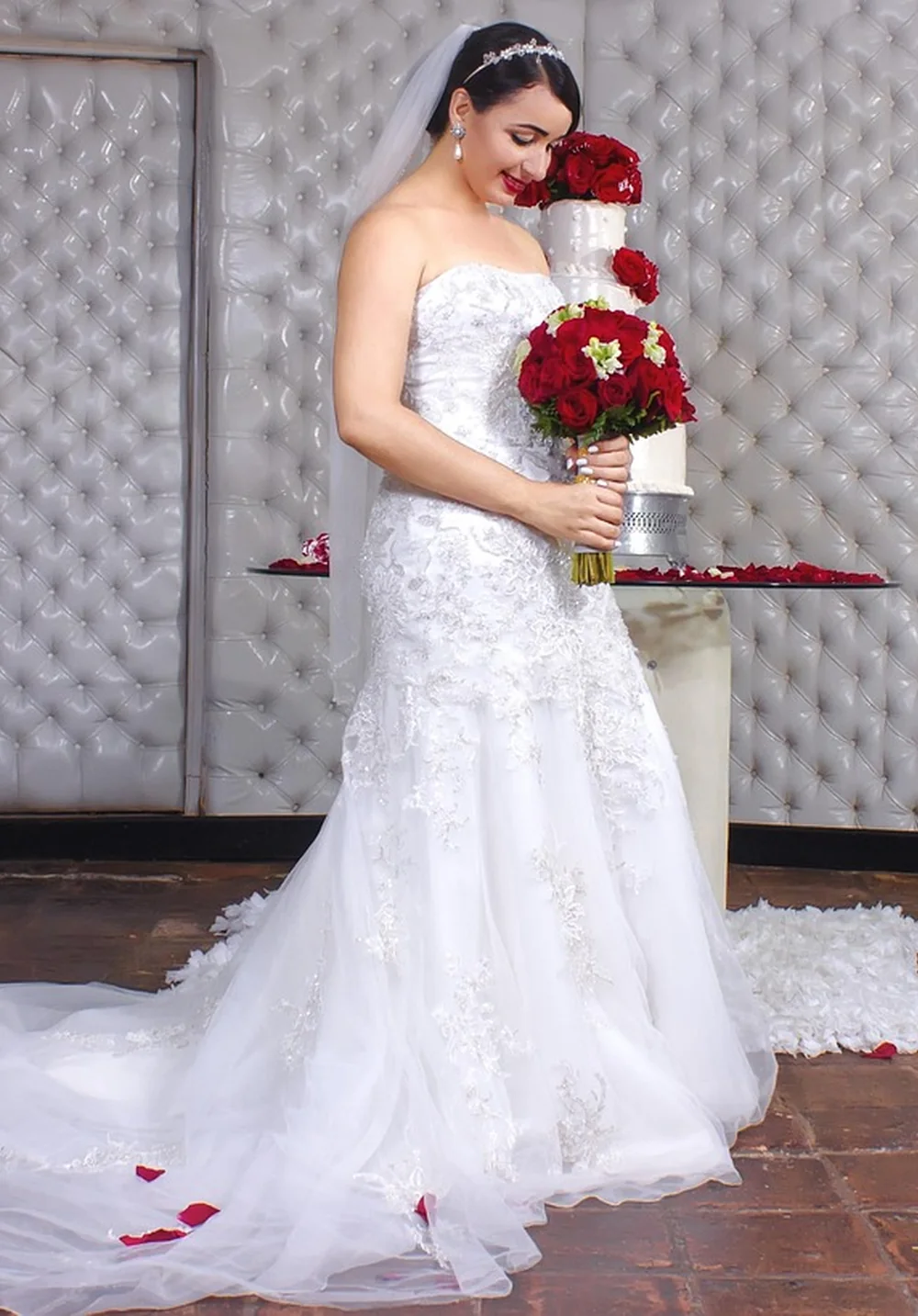 Robe de mariée blanche structurée avec jupe longue et roses rouges